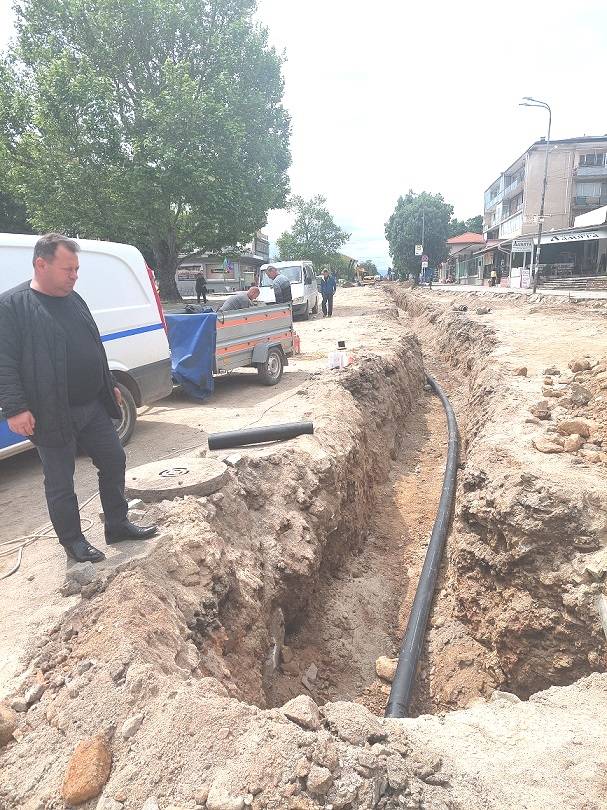 Полагане на нов водопровод в Карлово